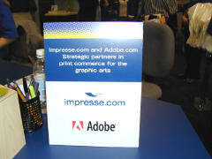 “Impresse”の展示ブースに置かれたプレート。ブース担当にどういったパートナーシップなのかを尋ねたところ、Adobeのサイトを“Impresses”がホスティングしているとのこと