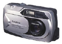 ボディーは35mmのコンパクトカメラタイプ。大型のレンズカバーは、撮影時にはグリップになるよう設計されている 