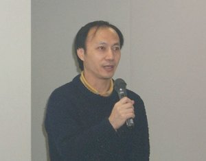 主催団体の1つ、市民コンピューターコミュニケーション研究会の浜田忠久氏。開会にあたり、「インターネットを市民運動にどういかしていくかを考えていきたい」とあいさつ
