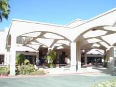 会場となったカルフォルニア州パームスプリングスの“Palm Springs Convention Center”。Palm Springsは砂漠地帯の気候で、冬も暖かい 