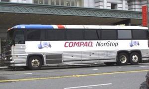 会場とホテルを結ぶシャトルバスをスポンサーしていたコンパック。ここでも大きく“ノンストップ”をアピールしていた