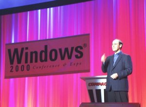 Windows 2000のバナーを前に講演を行なうカペラス氏。コンパックとマイクロソフトのパートナーシップをアピールしているかのようだ