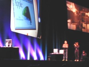 ジョブズ氏は、iBookとAirMacを利用し、ステージ上でワイヤレスでウェブブラウジングをしてみせた 