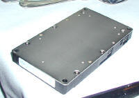 Itaniumは筐体全体で放熱を行なう。ラベル(手前)の反対の側面には、電源コネクターが配置されている 