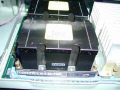 黒いパーツはヒートシンク。その下にあるのが、Itanium。そしてItaniumの右側に接続されているパーツは電源 