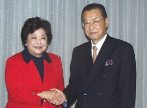 握手を交わすイーベイジャパン大河原社長(左)とNEC吉川専務(右)