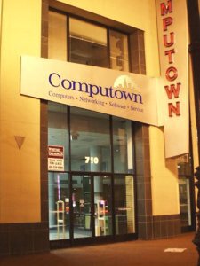 こちらはComputown。朝から晩まで人通りの絶えないダウンタウンだが、さすがに12時にもなると、行き交う人はまばらだ