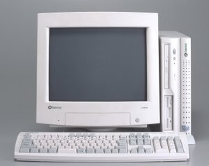 『Gateway E-1400』のWindows 2000搭載モデル。ディスプレーはオプション 