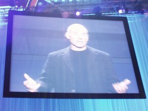 ピカード船長こと俳優のパトリック・スチュワート氏が、Windows 2000時代の幕開けを宣言した