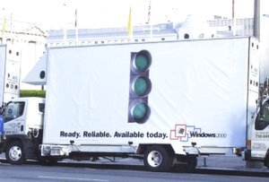 会場の周りには、Windows 2000の公式ラウンチをアピールするサインボードカーが10数台も集まってきた。これらのクルマが今日1日、サンフランシスコ市内を走り回る