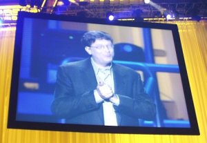 5000人の観衆を前に、Windows 2000について説明するビル・ゲイツ氏