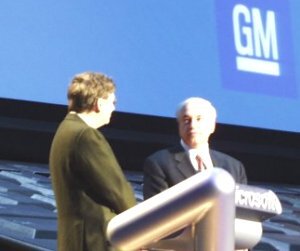 GMのCIOであるラルフ・ジゲンダ氏(右)、「GMのような巨大企業もインターネットスピードに移行している」と、ITマネージメントの現状を報告