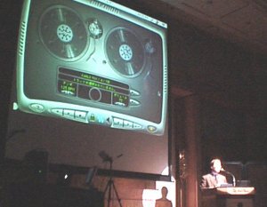 会場で行なわれたプレゼンテーションの模様。映し出されているのは『Mixman』の操作画面。ターンテーブルにそれぞれ8サウンドを割り当て、DJがリミックスを行なうように曲を自在に作れる