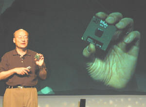 “Timna”を見せるユー氏。Timnaは、600ドル以下のPCをターゲットにした、チップセット統合型マイクロプロセッサー 