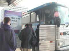 基調講演の会場と展示会場を往復するシャトルバス。展示会場が閉まる午後5時まで運行していた。サンフランシスコ市内は交通量が多いため、10分ほどの道のりとなる