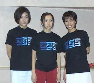 説明会会場に登場した“いちごっ子クラブ”のメンバー。左から、晶子役の御園さゆりさん、真理役の康本雅子さん、RINA役の紀瀬美香さん