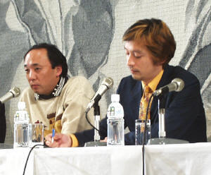 作家であり、同協会の電子メディア委員会委員長でもある島田雅彦氏。左はソフトビジョンの中村正三郎氏