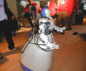 PHSを使った遠隔操作ロボット『TMSUK IV』。テムザック社製