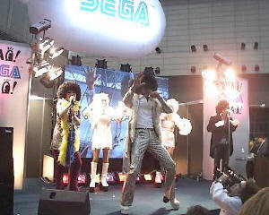 ダンス☆マンは、『ダンス部部長南原』、『ミルク好き』、『よくある名字「斉藤」』を熱唱、会場をおおいに盛り上げていた 