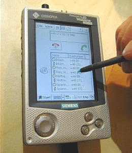 試作機は、Cassiopeiaに携帯電話を内蔵させたものだといえる。電話番号を入力すれば通話も可能 