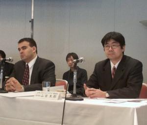 日本パラメトリック・テクノロジー(株)のChristopher Reisigゼネラル・マネージャ(左)と、マーケティング担当の山田太郎副社長(右)