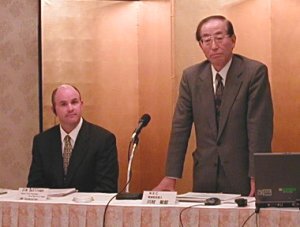 米EMC副社長で、アジア・パシフィック/日本営業最高責任者のジム・サリバン(Jim Sullivan)氏(左)と、日本電気取締役支配人の川村敏郎氏(右)