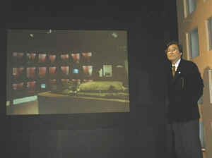 MMMUDシステムも坂村研究室が開発したもの。写真は、高速回線を利用して、国立民族博物館と対話を行なっているところ。仮想的な連携だけでなく、ミニシンポジウムなど、リアルなコミュニケーションも行なう予定 