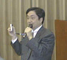三洋テクノ・サウンド企画部用品開発部部長の横田十九雄氏。「本体の小型・軽量化を目指した結果、記録メディアはMultiMediaCard」 