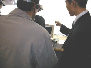 IBMがオリンパス光学工業と開発し、昨年11月に試作機を公開した、ウェアラブルコンピューターの体験コーナーは列ができる人気だった 