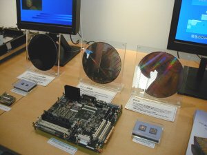 (右から)銅配線、SOI(Silicon On Insulator)、シリコンゲルマニウムの各ウエハー。銅配線やSOIは『PowerPC』チップに採用されている高速・省電力化技術。シリコンゲルマニウムは1GHzを超える高速動作を実現するもの 