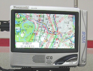 『ネットワークデルNAVI』、電話機を接続するインターフェースは本体の左サイドに用意されている