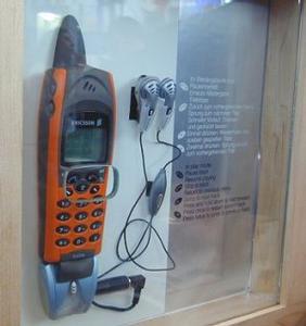 エリクソンが発表した、携帯電話をMP3プレーヤーにするアタッチメント。GPRSで広帯域化が実現すれば、音楽配信なども活発になる 