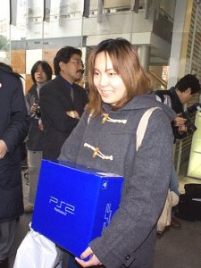 彼女が渋谷で一番乗り。ブルーの本体の箱を抱えて、とても嬉しそうに報道陣のフラッシュを浴びていた。この後、数社のインタビューやラジオの生に出演したり、とほとんとアイドル扱い。実は彼女はこの時点でまだ肝心のソフトを購入していなかった