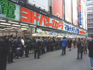 新宿・ヨドバシカメラでは、整理券が配布終了されているにも関わらず、入手できなかったユーザーが周囲を取り巻き、警備員が応対していた