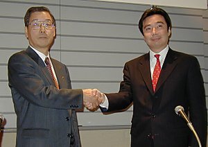 握手を交わす東芝情報システムの代表取締役社長、藤正顯氏と、コンピュータ・アソシエイツ代表取締役社長の三ツ森隆司氏(左から)