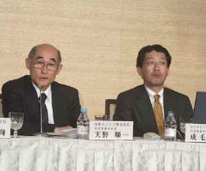 日本ユニシスの天野社長(左)とマイクロソフトの成毛社長(右)
