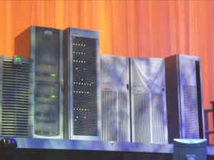 “Windows 2000 Launch”でのビル・ゲイツのデモンストレーションで使用された『ES7000』(右から2台目と3台目)