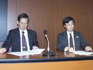 NTT-ME第4マーケティング本部第3営業部門長の長谷部厚(右)と、NTT-Xの代表取締役副社長である佐藤義孝氏(左)