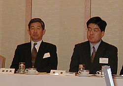 光延七洋副会長と宮本勵幹事長(左から)