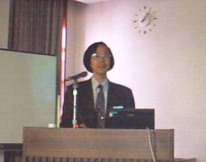 講師の1人、京都大学大学院の助教授、稲垣耕作氏。逢沢明というペンネームで多くの著書を執筆しているライターという一面も持つ人物