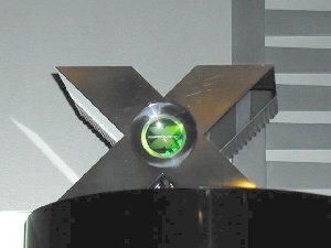 基調講演で発表されたX-Boxプロトタイプの筐体。2001年秋に出荷される製品のデザインはこれと異なるとしているが、基本コンセプトはこれと同じものになるという 