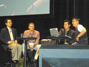 セガ・エンタープライゼスのプロデューサーである鈴木裕氏(右から2人目)は、「映画などゲーム以外のメディアや、自然の風景などから新しいゲームのコンセプトを考え出すことが大事だ」と語る