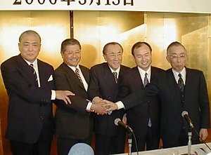 恒例になってしまった感のある握手の図。樋口廣太郎会長(中央)、孫正義副会長(右から2人目)