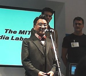 MITメディアラボ客員教授の中村伊知哉氏。「ラボではウェアラブルコンピューターからデジタルトイまでと研究領域が広い。また企業との結び付きも強く、さまざまな共同プロジェクトを進めている」