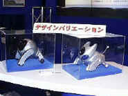 来場者の注目を集める『BN-1』(写真左)。デザインのバリエーションモデルも展示されている(写真右) 