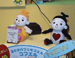 おしゃべりする人形『プリモプエル』の新製品、『まばたきプエル』(写真左)と『おでかけコプエル』(写真右) 