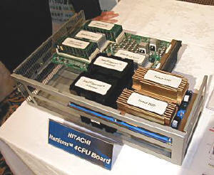 Itanium4基を搭載する、日立の高密度CPUボード。このCPUボード2枚を使って、19インチラックで10Uの8wayサーバーを構成する。黒く見えるのがItanium(とそのヒートシンク)で、金色に見えるのはその電源のヒートシンク。64GBのメモリーが実装されている 