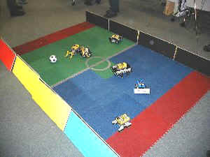 LEGO MINDSTORMSを使ったRoboCup Jr.部門のデモ。さまざまなかたちのロボットが集合した 