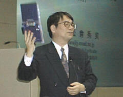 松倉氏が手にしているのは、シャープ(株)が今月発売したばかりのテリオス『HC-VJ1C』 