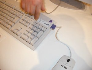 メモリースティックスロットを装備したUSBキーボード。参考出品 